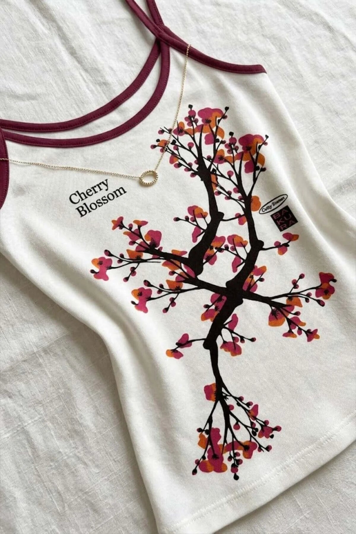 Beyaz Cherry Blossom Kırmızı Şerit Yaka Y2K Kısa Kollu Crop